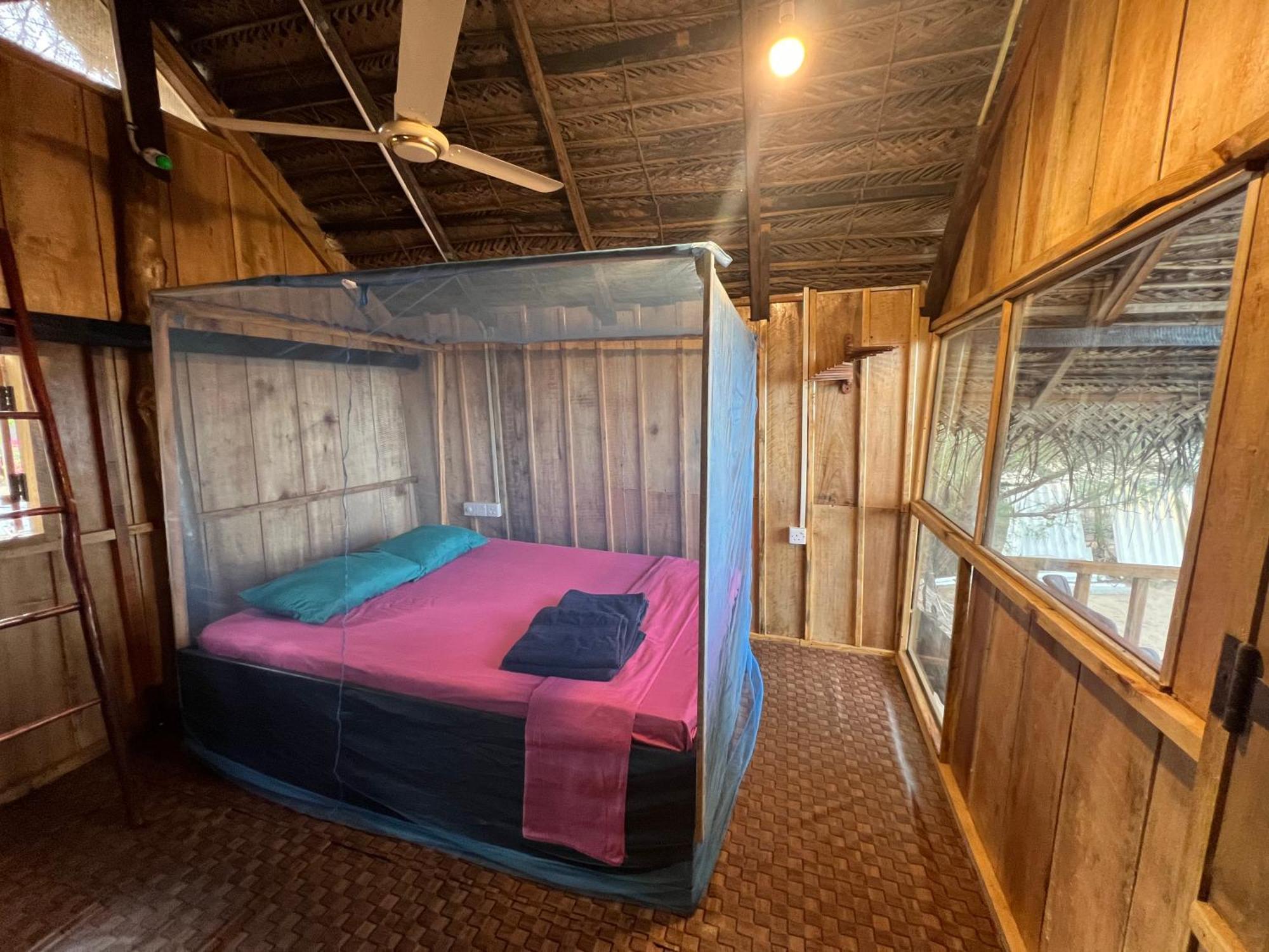 Dune & Surf Camp गेस्ट हाउस Arugam Bay